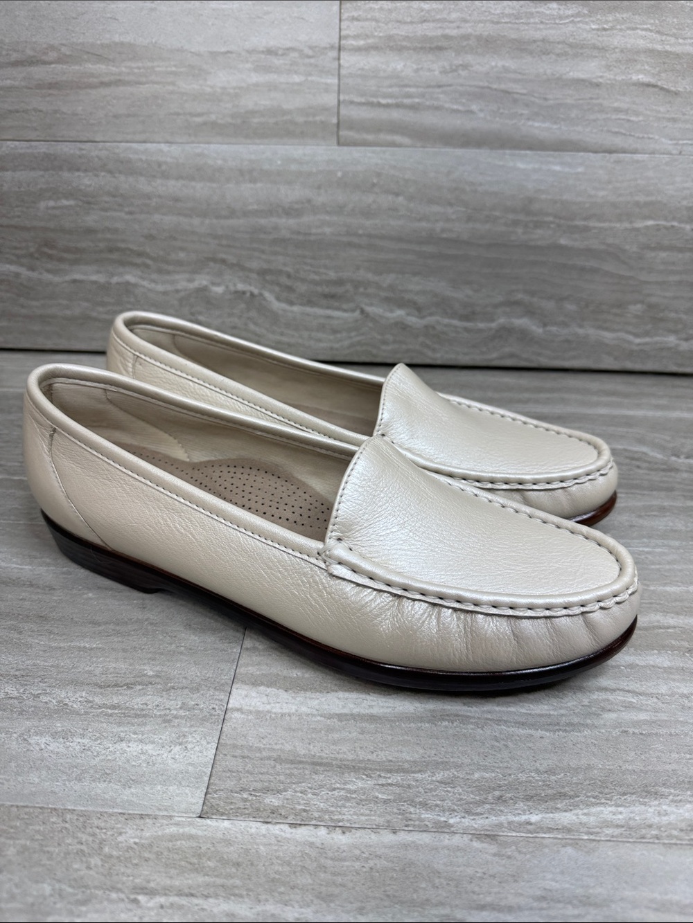 NEW SAS Simplify Pearl Bone Leather Slip-On Loafers Womens Size 10
